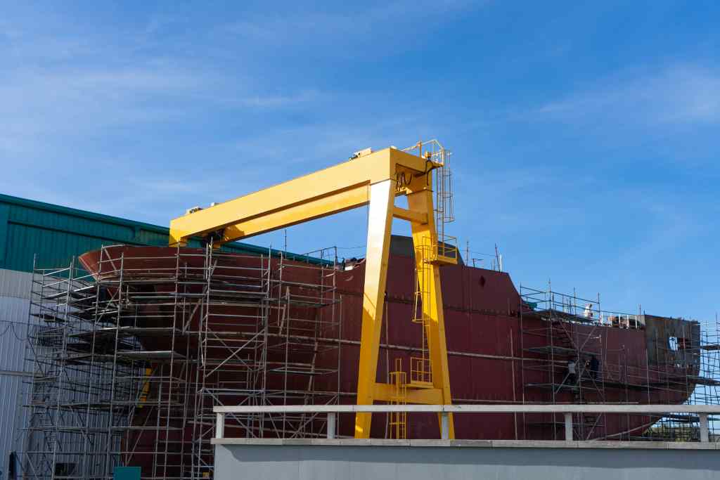 making heavy lifting easy a simple guide to double girder eot cranes